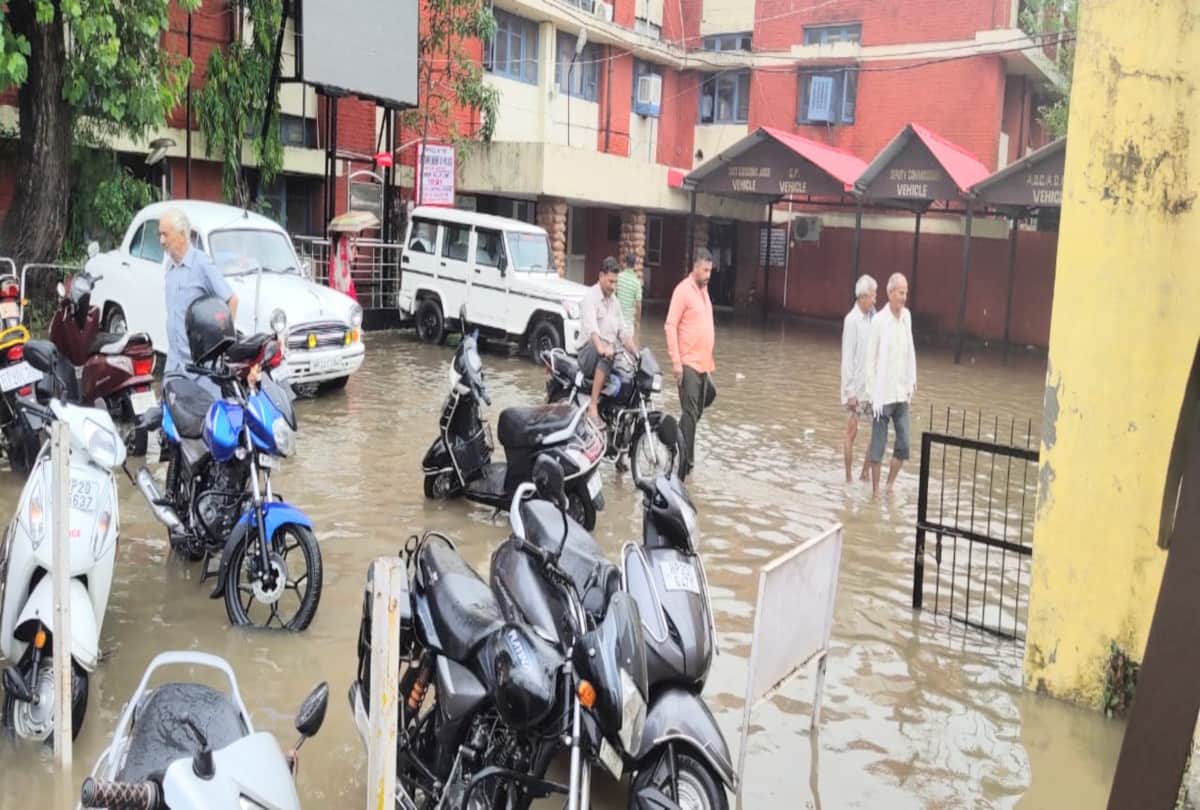 water logging in mini secretariat una after heavy rainfall