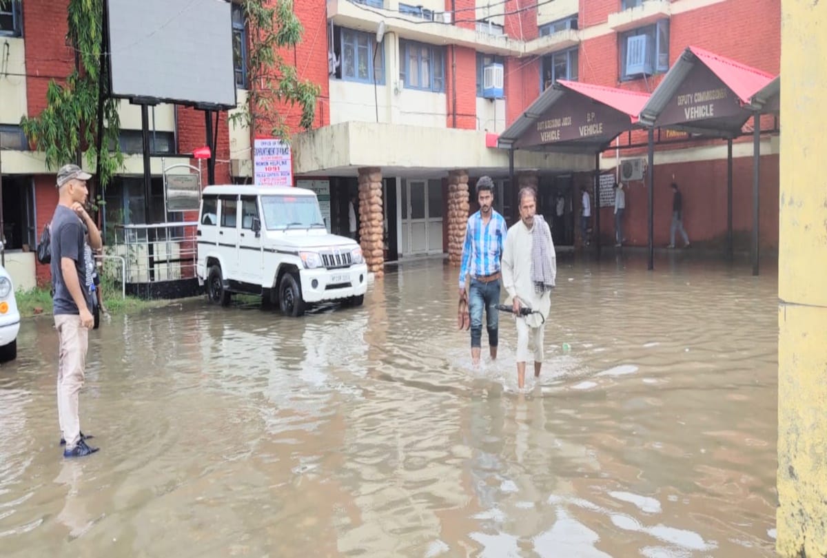 water logging in mini secretariat una after heavy rainfall