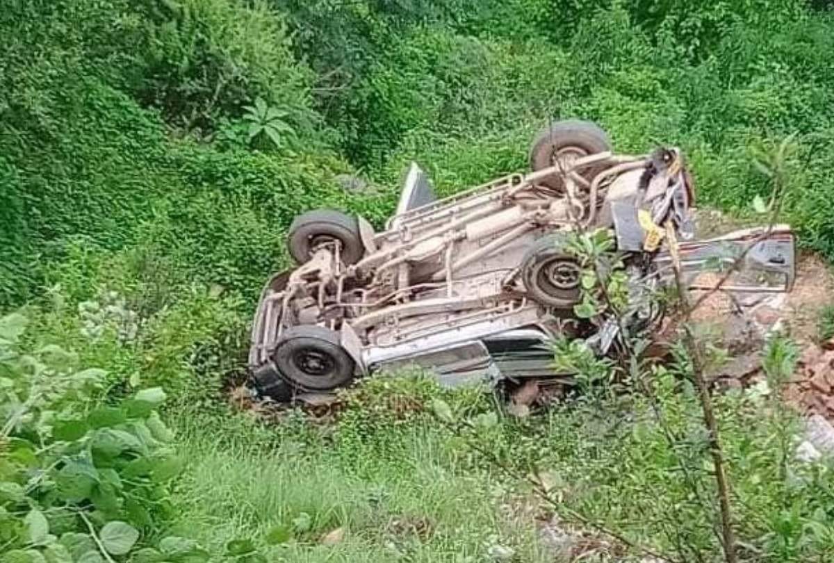 school max roll down in ditch at tehri many children killed