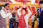 2002 में सुषमा स्वराज का स्वागत करते भाजपा कार्यकर्ता।