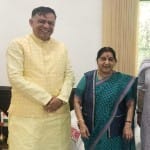 सुषमा स्वराज के साथ कैबिनेट मंत्री सतीश महाना