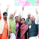 गांधी मैदान में जन स्वाभिमान यात्रा के पहुंचने पर हुई जनसभा में अभिवादन स्वीकार करतीं सुषमा स्वराज