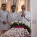 सुषमा स्वराज को श्रद्धांजलि देते पीएम मोदी
