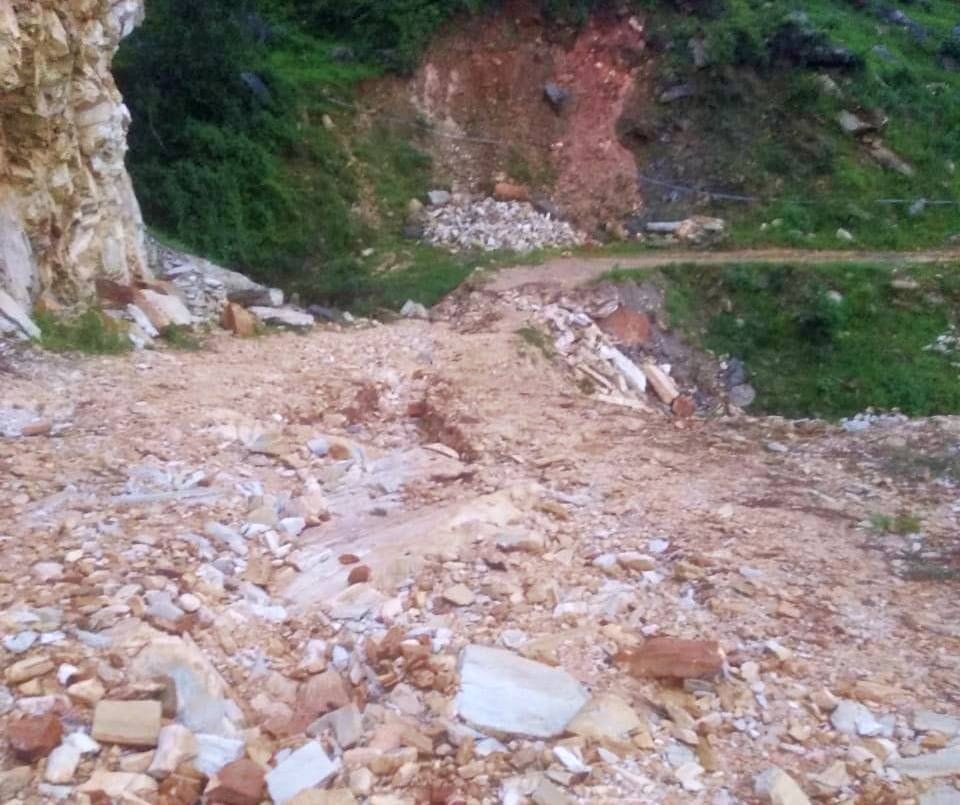 malaba aane se pithauraagadh jile kee 11 sadaken band