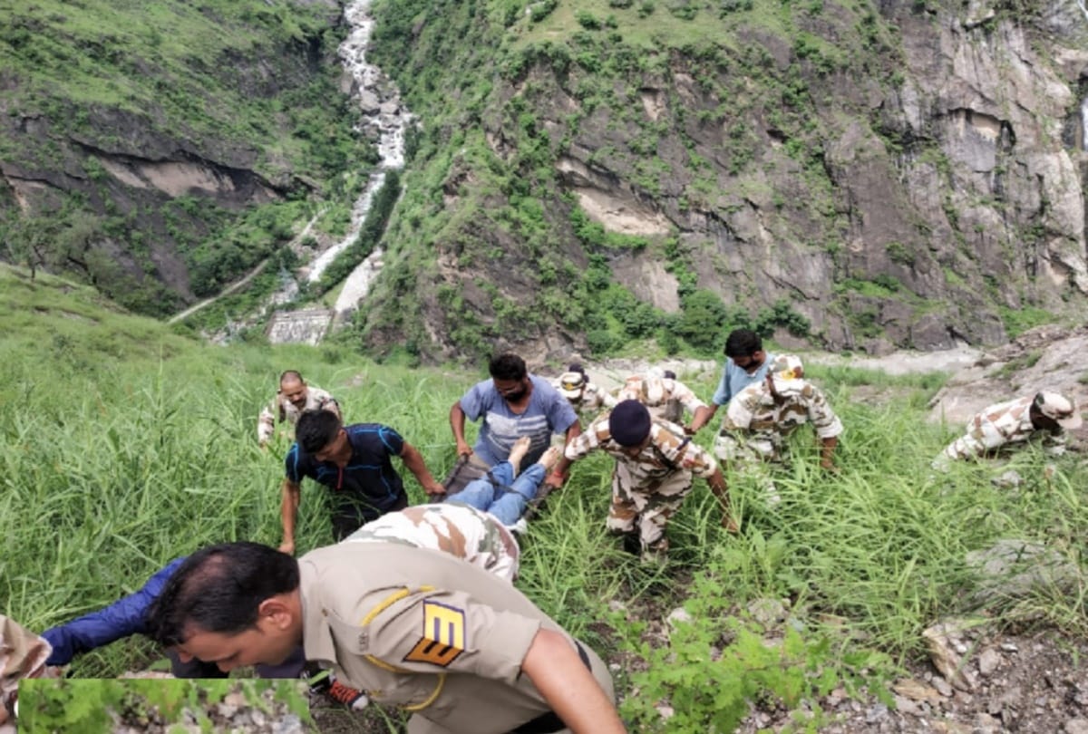 driver died on spot after car fell into deep trench in jeori shimla
