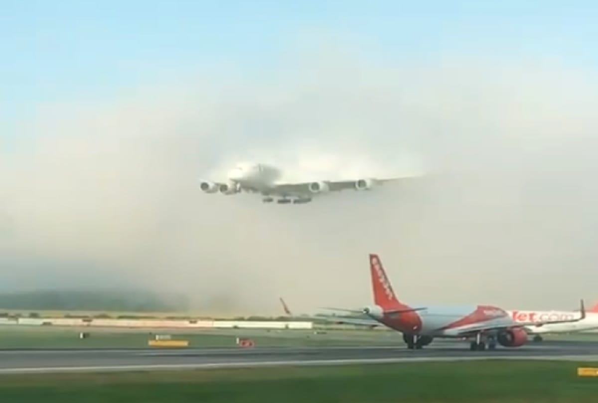 Emirates aircraft made a grand and dramatic entry by tearing the clouds Video viral on social media