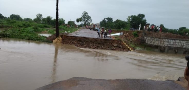 Service lane flooded, water logging in houses, 12 hrs jam