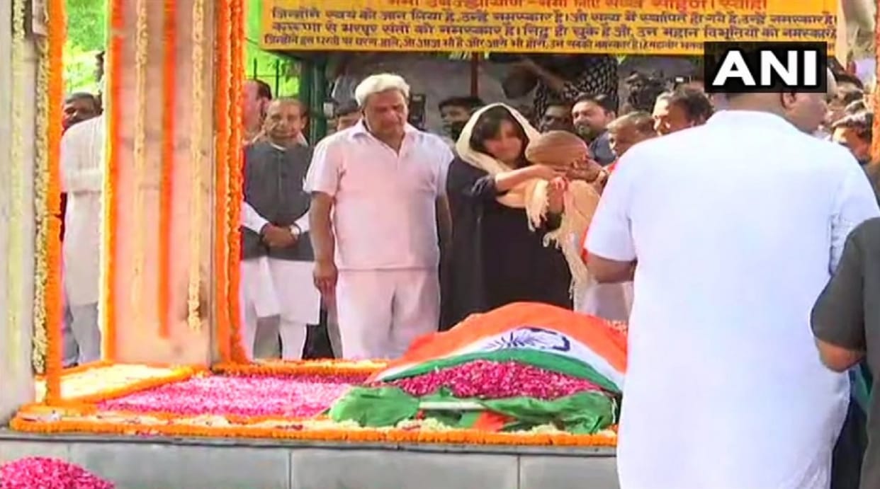 Bansuri Swaraj daughter of former External Affairs Minister SushmaSwaraj performs her last rites