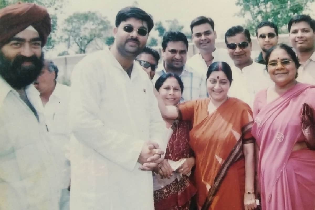 Sushma Swaraj seen of Vidur Kuti in 1999 at Bijnor district