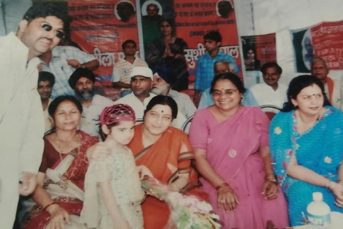 Sushma Swaraj seen of Vidur Kuti in 1999 at Bijnor district