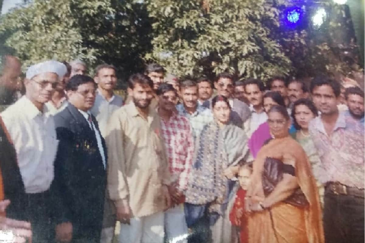 Sushma Swaraj seen of Vidur Kuti in 1999 at Bijnor district