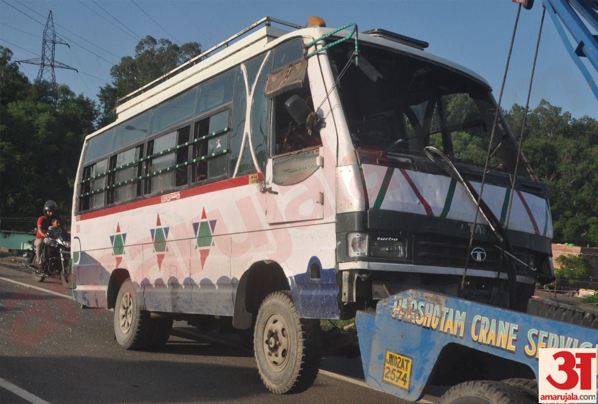 mini bus carrying labourers from srinagar to jammu turtles, fifteen people injured