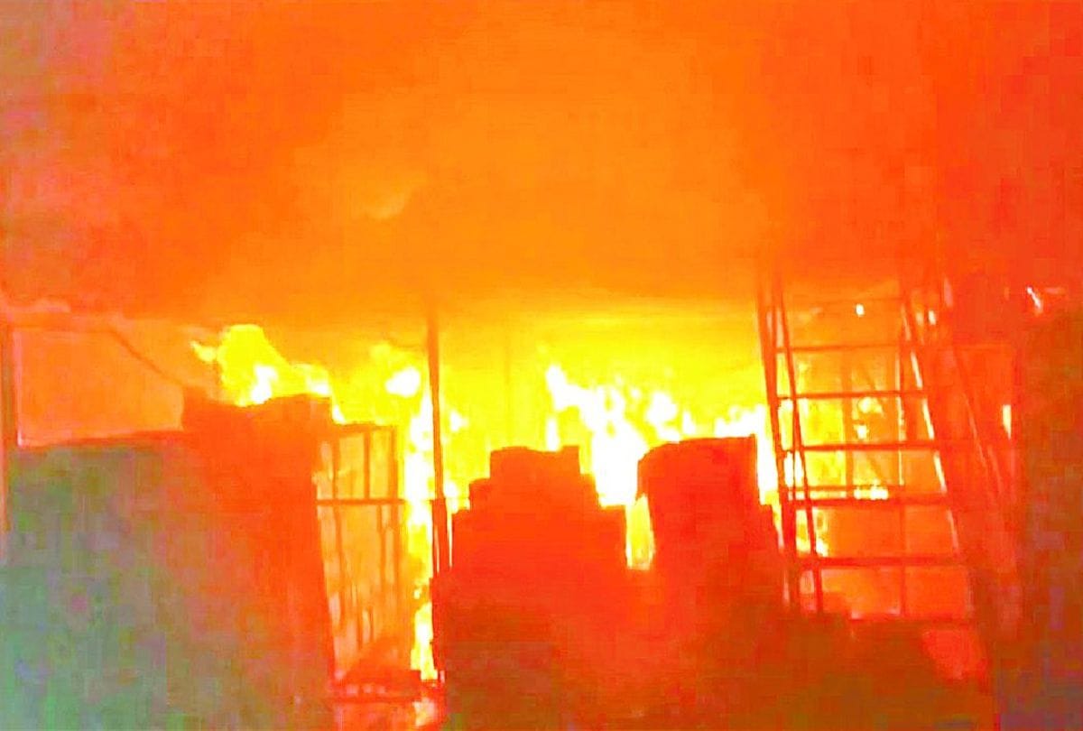 massive fire in glass factory in firozabad