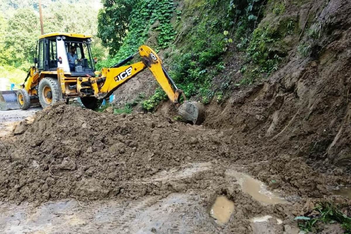 Sandal dam route closed due to rock slide in kalagarh bijnor due to heavy rain