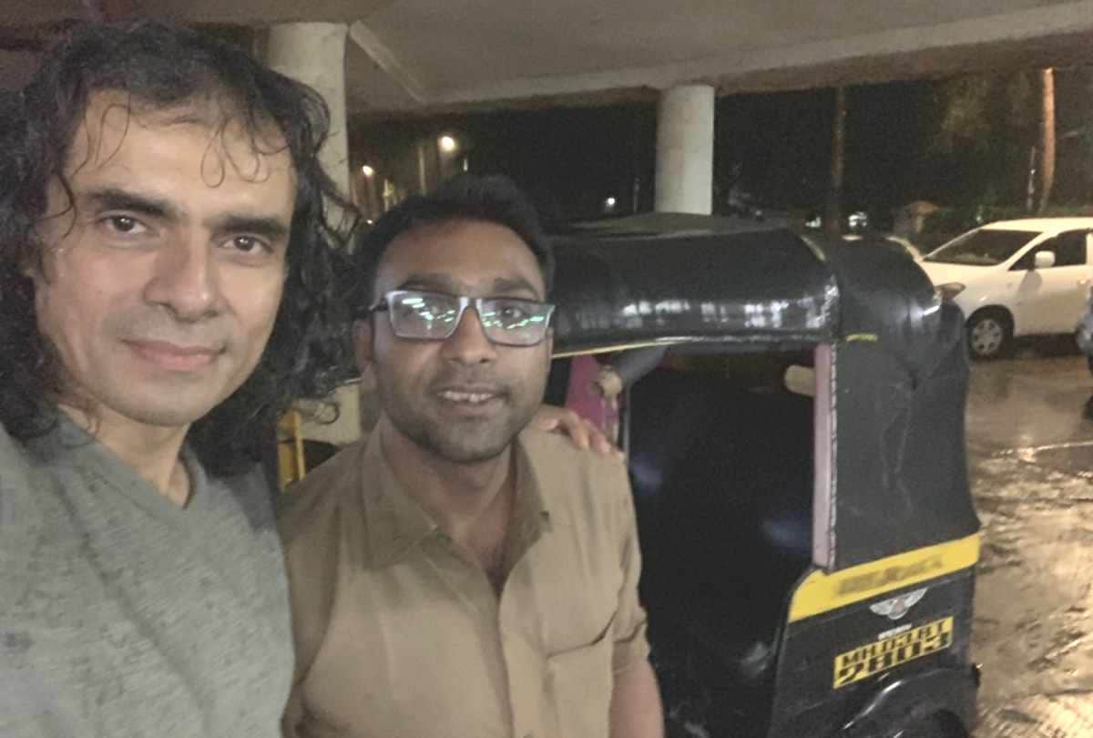 imtiaz ali share a photo with auto driver