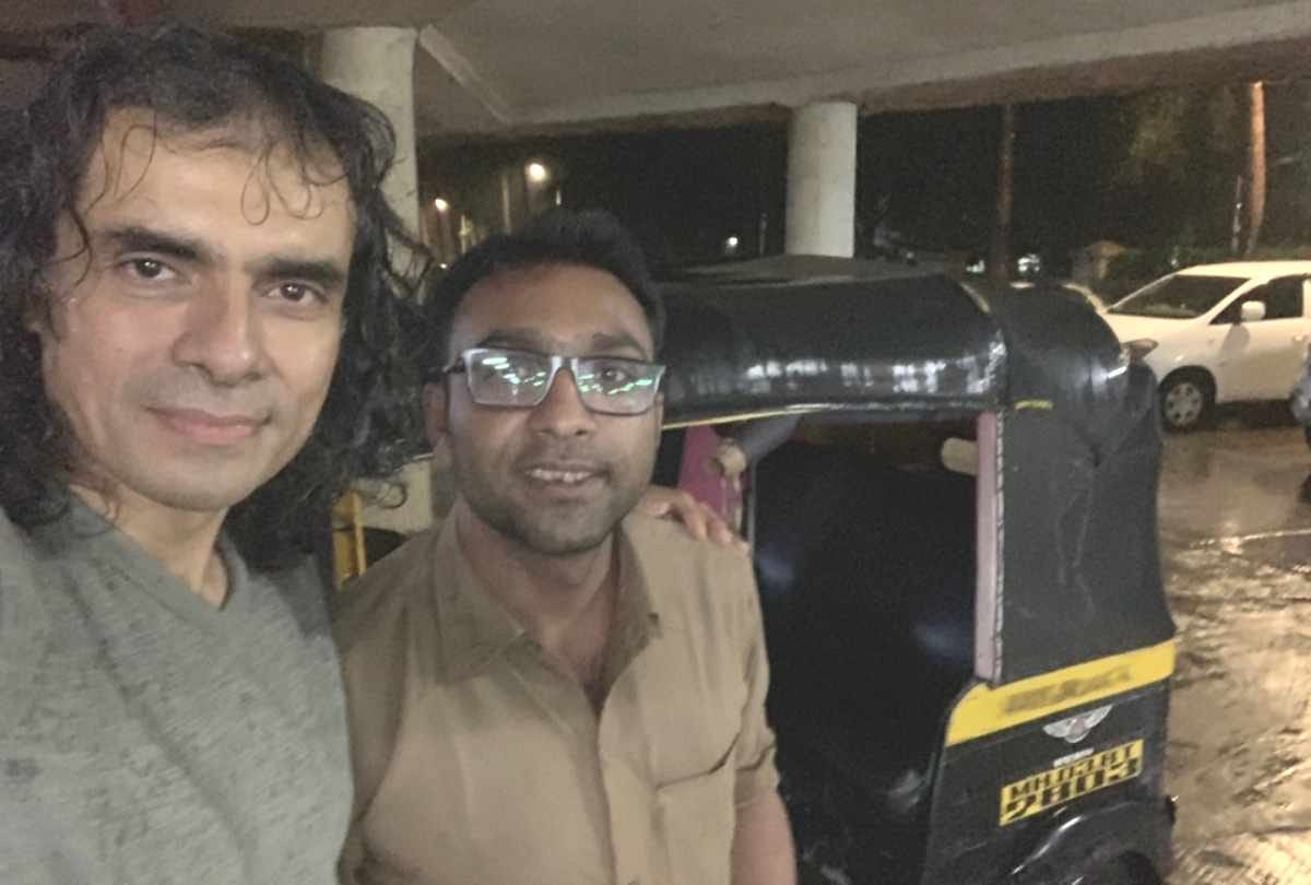 imtiaz ali share a photo with auto driver