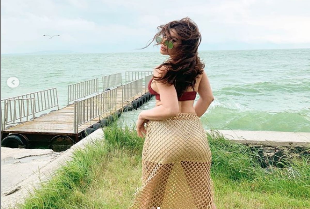 Kangana Sharma brutally trolled for posting hot photos