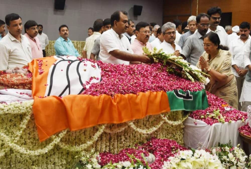 Jaya Prada pushes into BJP headquarters during sushma swaraj mortal remains