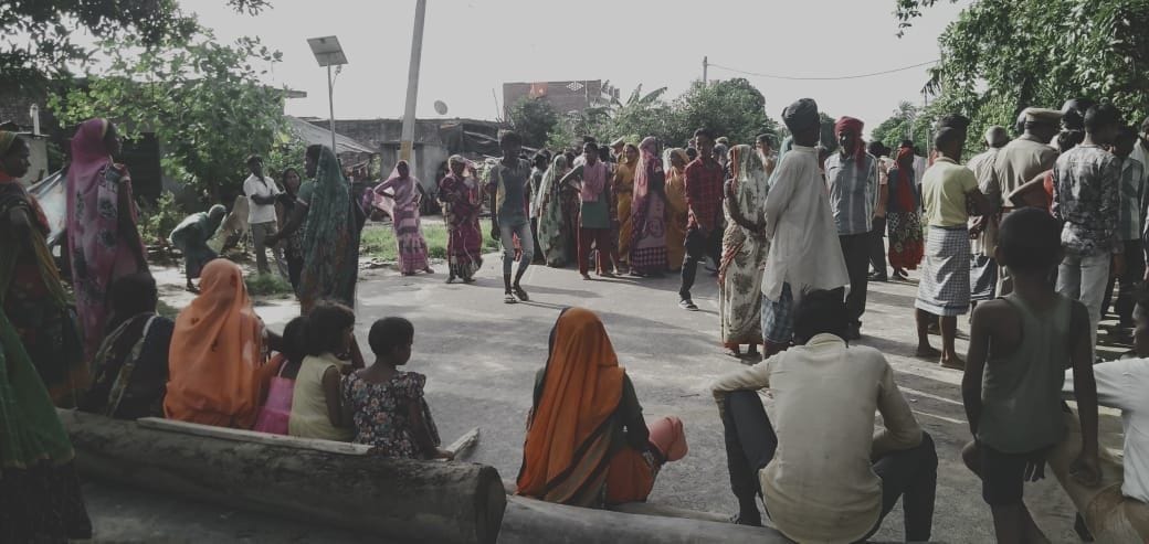 People bolck road, police release aasu gas gole