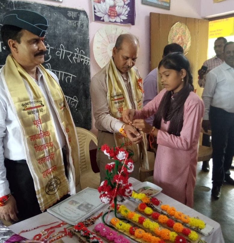 girls made raksha sutr for soldier.