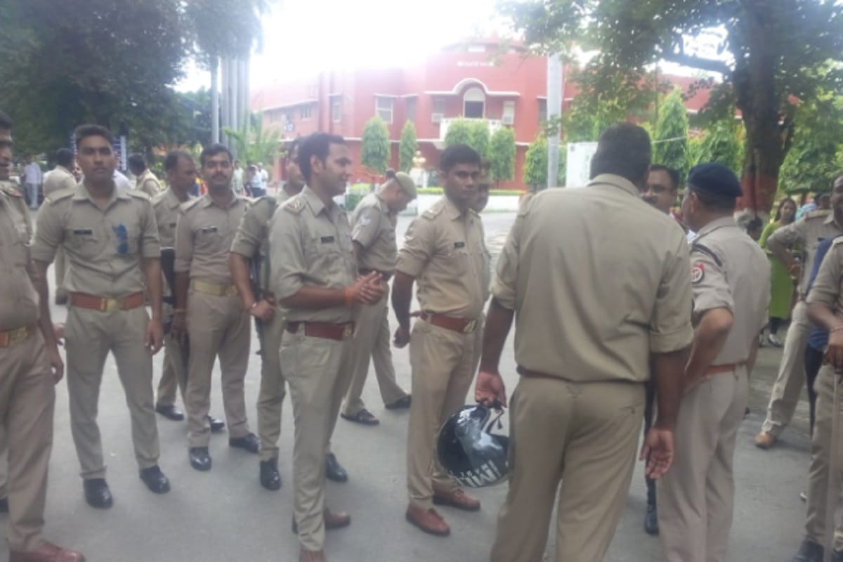 Students protested in meerut collge and demand for hostel starting