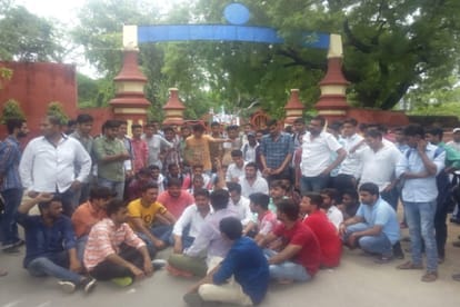 Students protested in meerut collge and demand for hostel starting