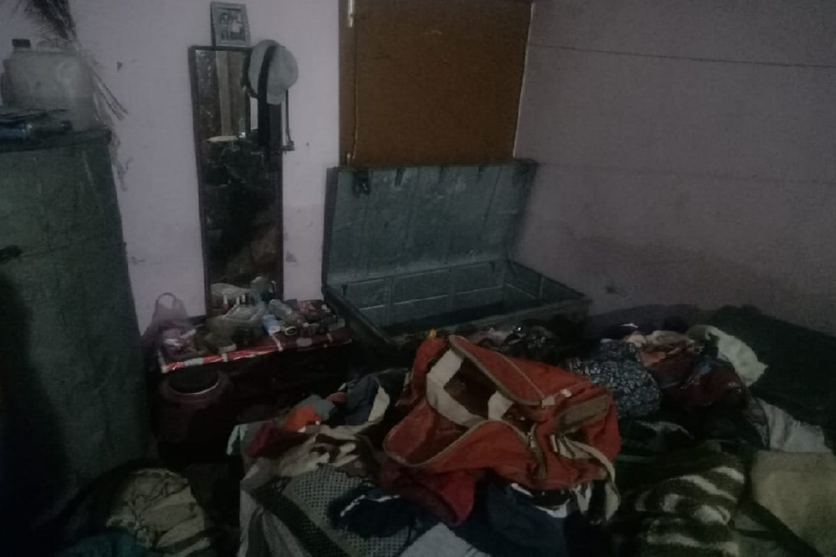 Crooks looted of fifty thousand and jewellery from house of a trader in Meerut city