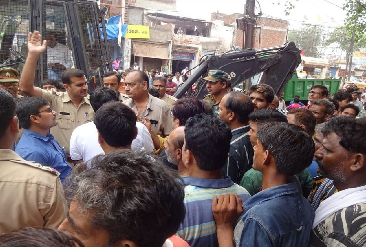 shopkeepers beaten the municipal corporation team for removing the encroachment in agra