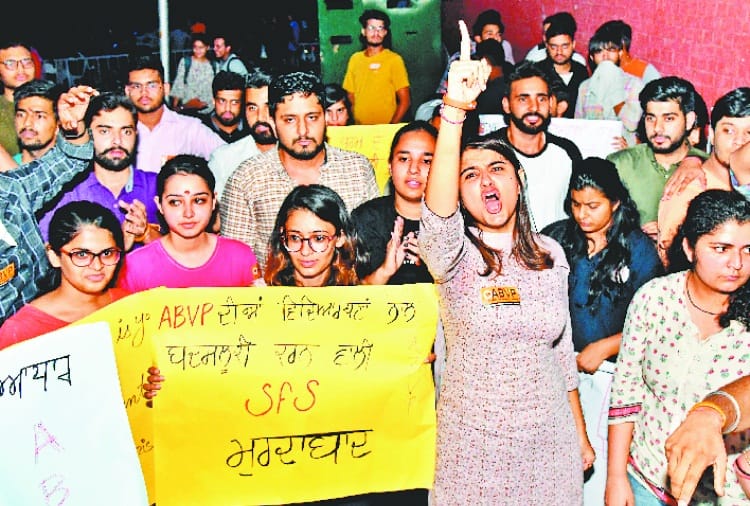 protest in punjab university, clash in abvp and sfs