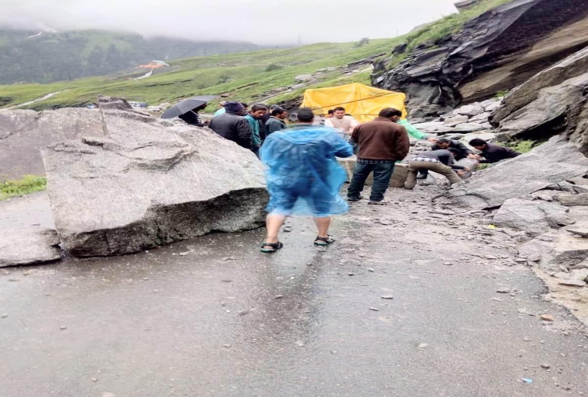 pics of cloudburst and flash flood in manali himachal