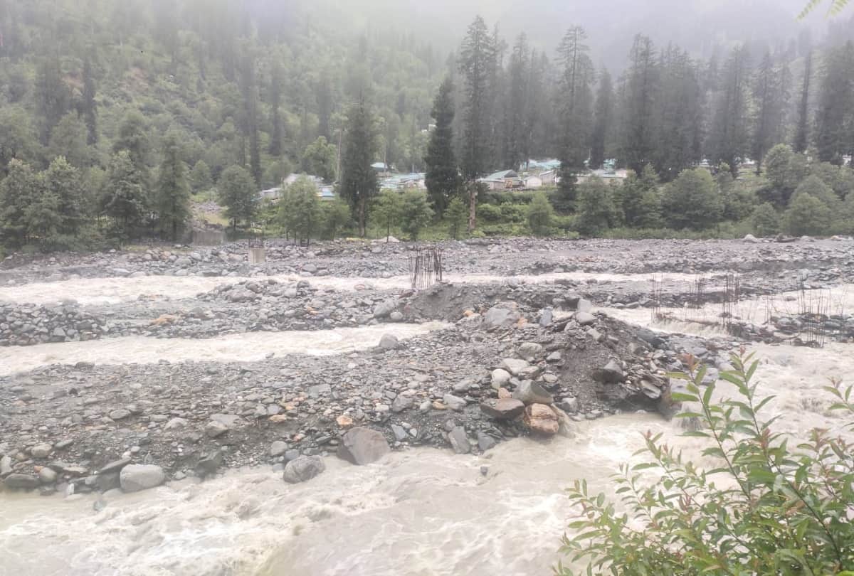 pics of cloudburst and flash flood in manali himachal