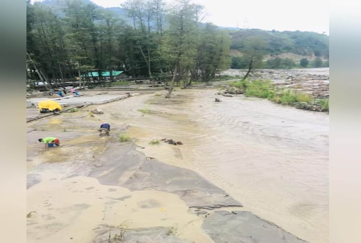 pics of cloudburst and flash flood in manali himachal