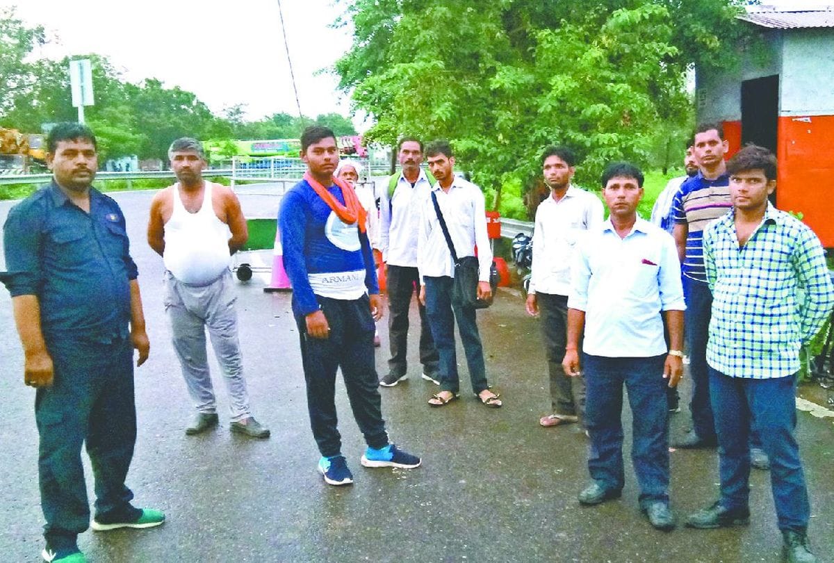 policemen beaten to security guard of yamuna expressway in agra