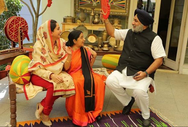 Harsimrat Kaur Badal Tweet on Sushma Swaraj with Memorable Photo