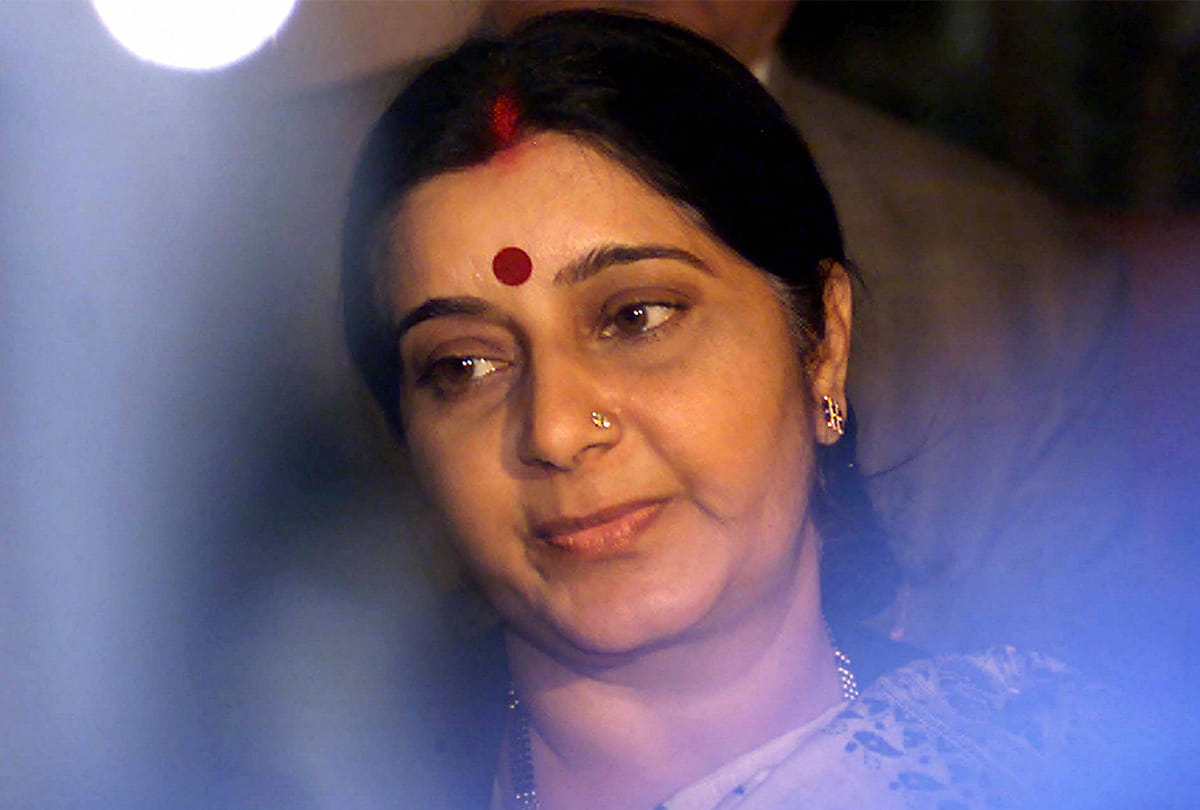 Sushma Swaraj Sang Raj kapoor and Nargis Starrer Shri 420 song with Uzbek woman