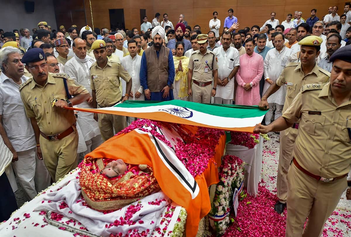 Karanvir Bohra Expressed Shock on Sushma Swaraj death recounted the incident of detained in Russia