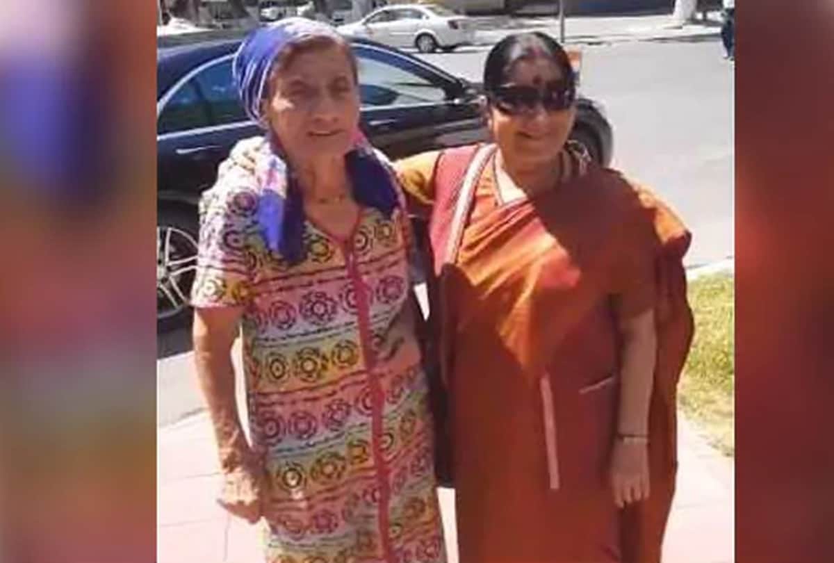 Sushma Swaraj Sang Raj kapoor and Nargis Starrer Shri 420 song with Uzbek woman