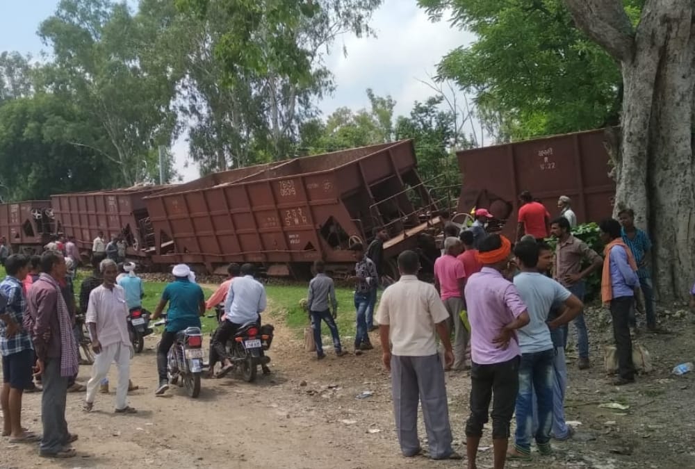 Compartment of goods train derailed in Raebareli.