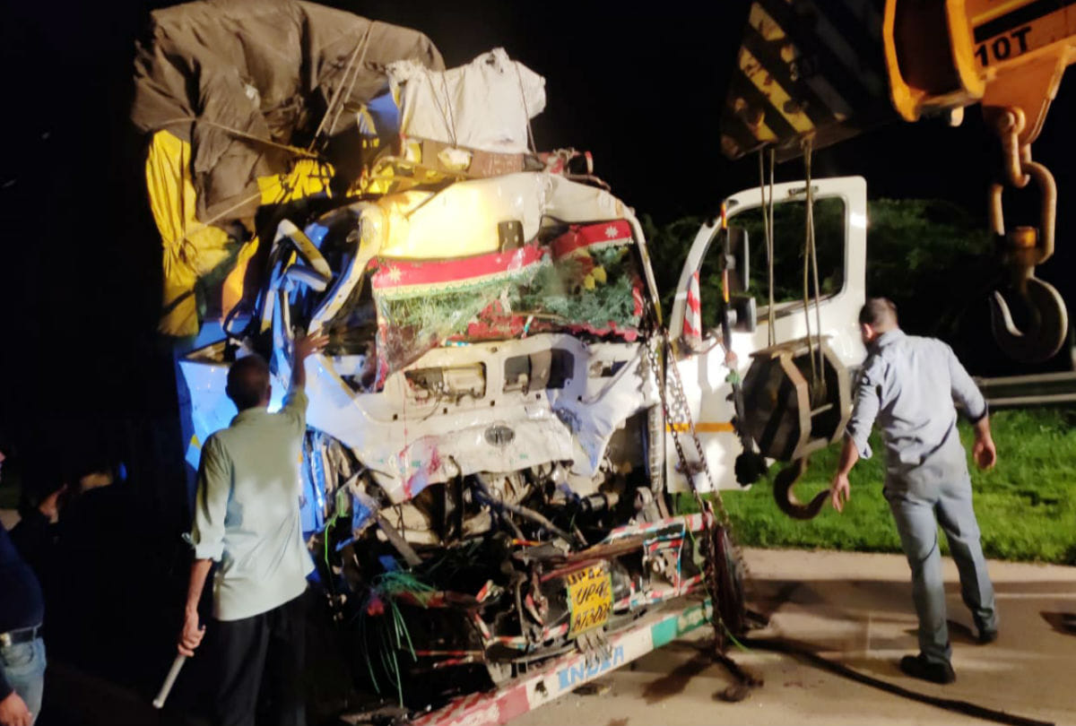 two persons died in road accident on yamuna expressway in mathura