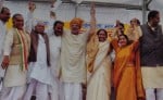 रेवाड़ी में 2004 में आयोजित जनसभा के दौरान सुषमा स्वराज के साथ एकता का प्रदर्शन करते बीजेपी नेता। फ?