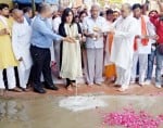 गढ़ (हापुड़)। ब्रजघाट गंगा में अस्थियां विसर्जन के बाद गंगा में दूध चढ़ाते पूर्व मंत्री सुषमा स्व