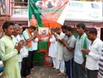 दोहरीघाट में पूर्व विदेश मंत्री स्व.सुषमा स्वराज को श्रद्घांजलि अर्पित करते भाजपा कार्यकर्ता।