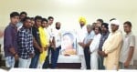 पूर्व केंद्रीय मंत्री सुषमा स्वराज को श्रद्धांजलि देते लोग।