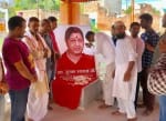 माहुल स्थित रामलीला मैदान में  पूर्व विदेश मंत्री सुषमा स्वराज को श्रद्घांजलि देजे लोग।