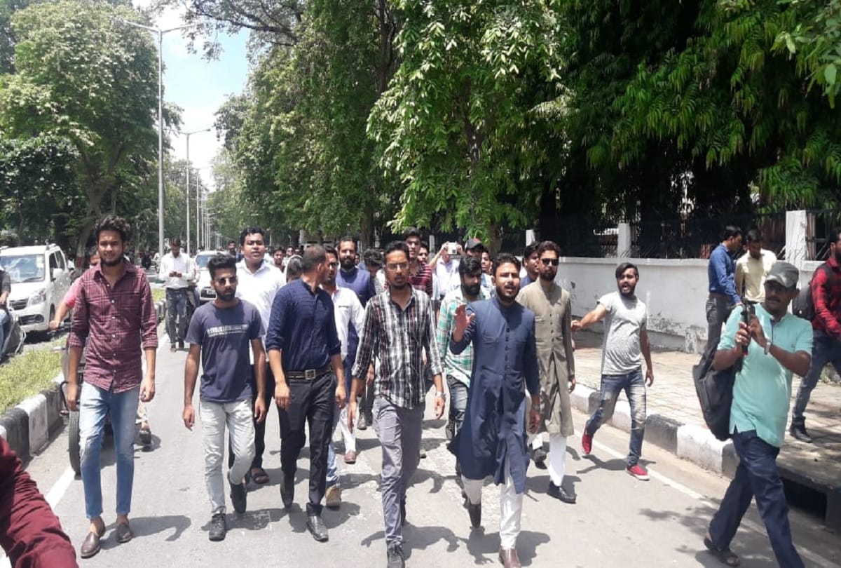 AMU protest against CAA many Kashmiri and foreign students suffering to go home