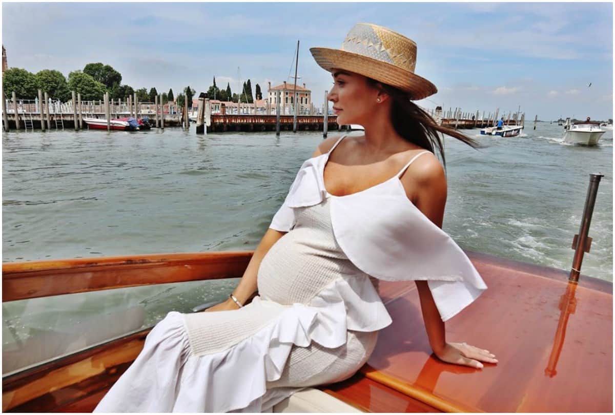 Akshay Kumar heroine Amy Jackson shared topless picture during pregnancy on Instagram