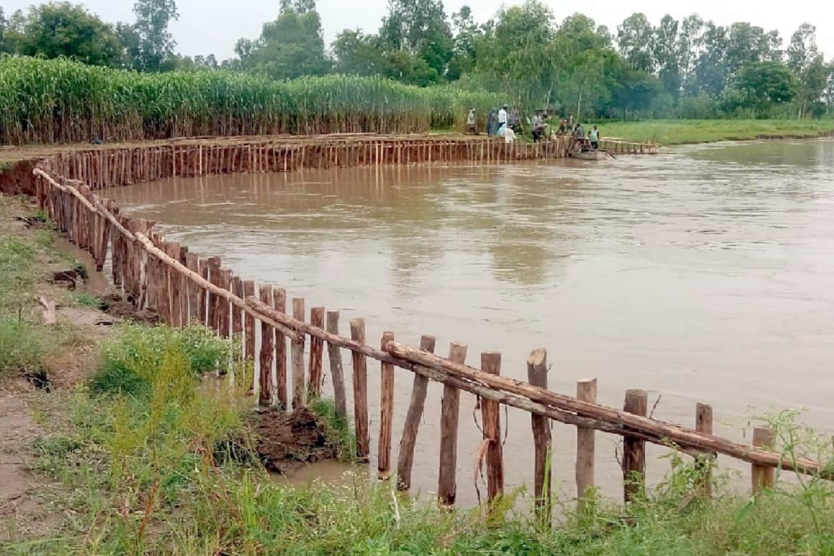 DM Ramakant Pandey inspection of ganga in Bijnor and working start of relief