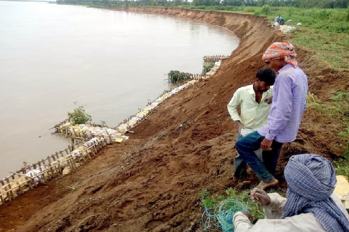 DM Ramakant Pandey inspection of ganga in Bijnor and working start of relief