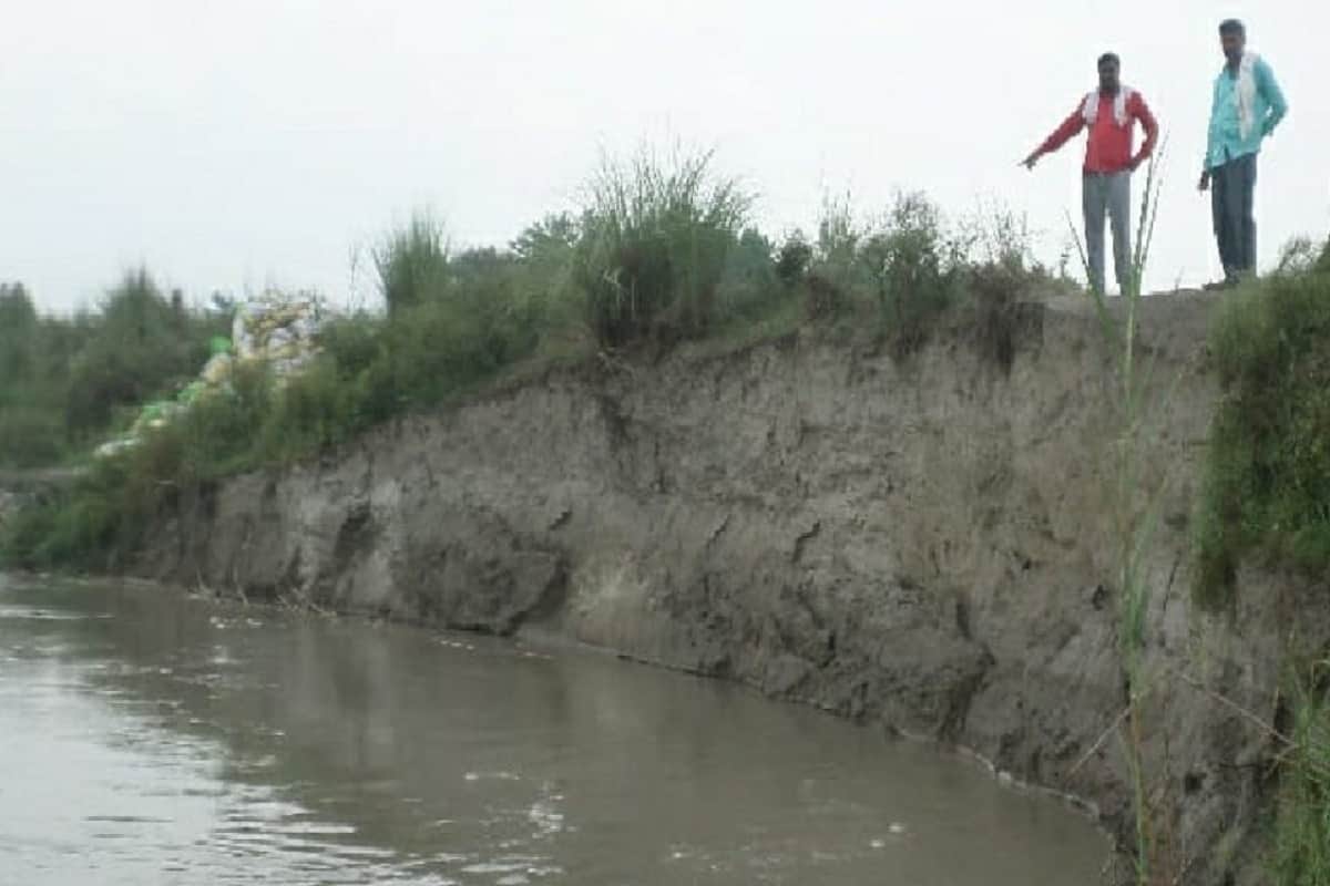 DM Ramakant Pandey inspection of ganga in Bijnor and working start of relief