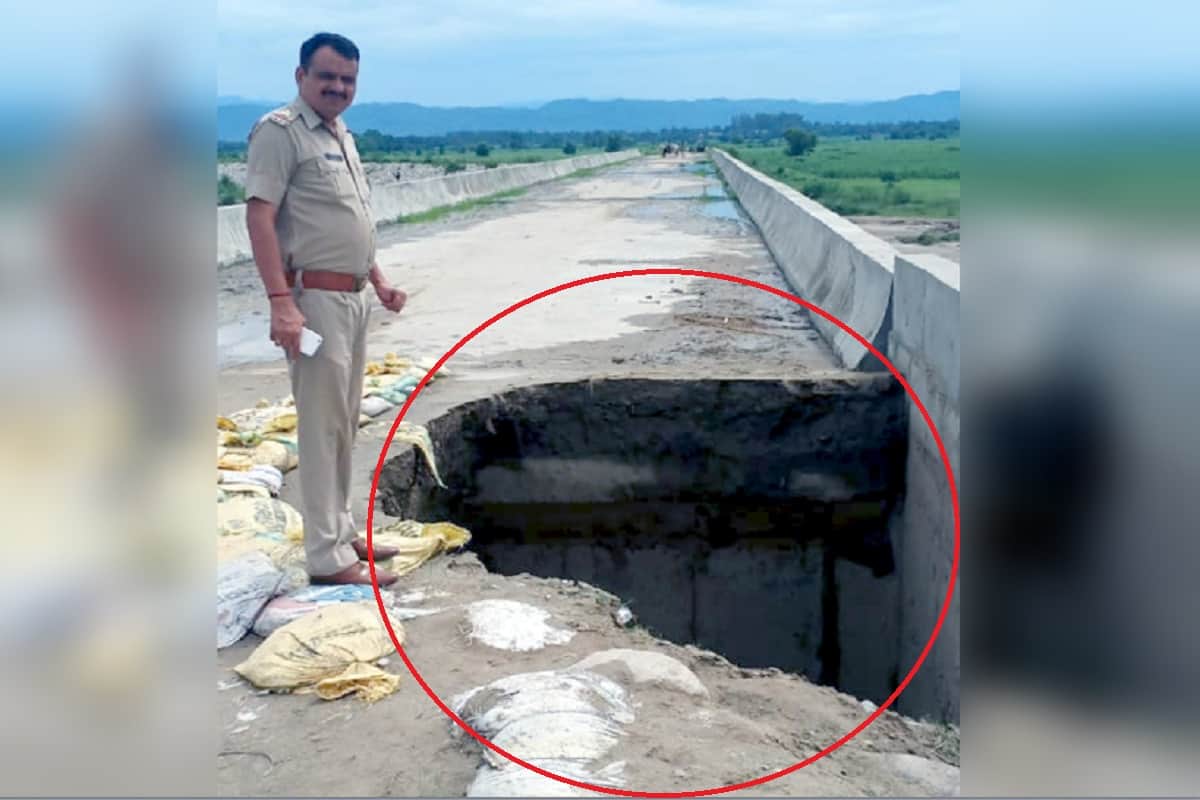 DM Ramakant Pandey inspection of ganga in Bijnor and working start of relief